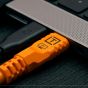 Cable USB-C TetherPro Optima de Tether Tools (4,5 m, naranja de alta visibilidad, ángulo recto) 