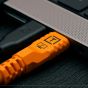 Cable USB-C TetherPro Optima de Tether Tools (9,4 m, naranja de alta visibilidad, ángulo recto)