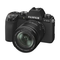 Cámara Fujifilm X-S10 negra con lente XF18-55mm