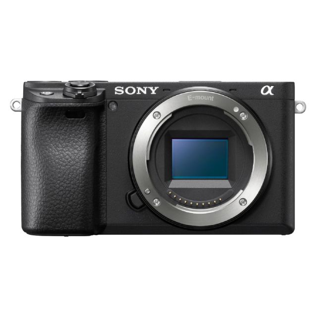 Cámara Sony ILCE-6400 con lente SEL 16-50mm II