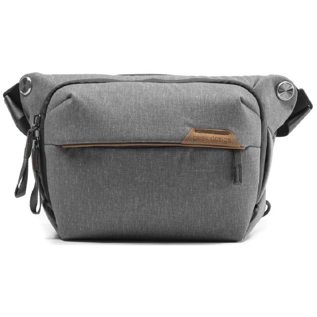 Mochila de Hombro Peak Design Everyday Sling V2 3L. Color Gris Ceniza (BEDS-3-AS-2)