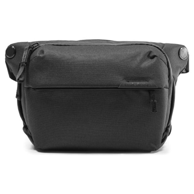 Mochila de Hombro Peak Design Tipo Bandolera Everyday Sling v2.0 (Color Negra, 3L) BEDS-3-BK-3