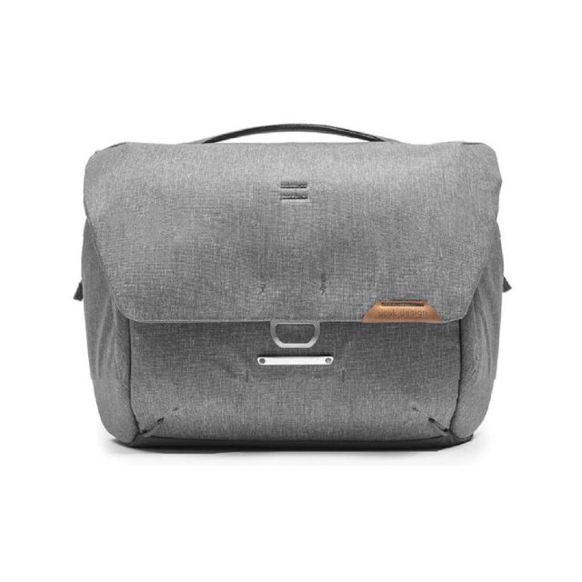 Mochila de hombro Peak Design Everyday Messenger v3 (Color Gris Ceniza, Cap.13 litros) BEDM-13-AS-3